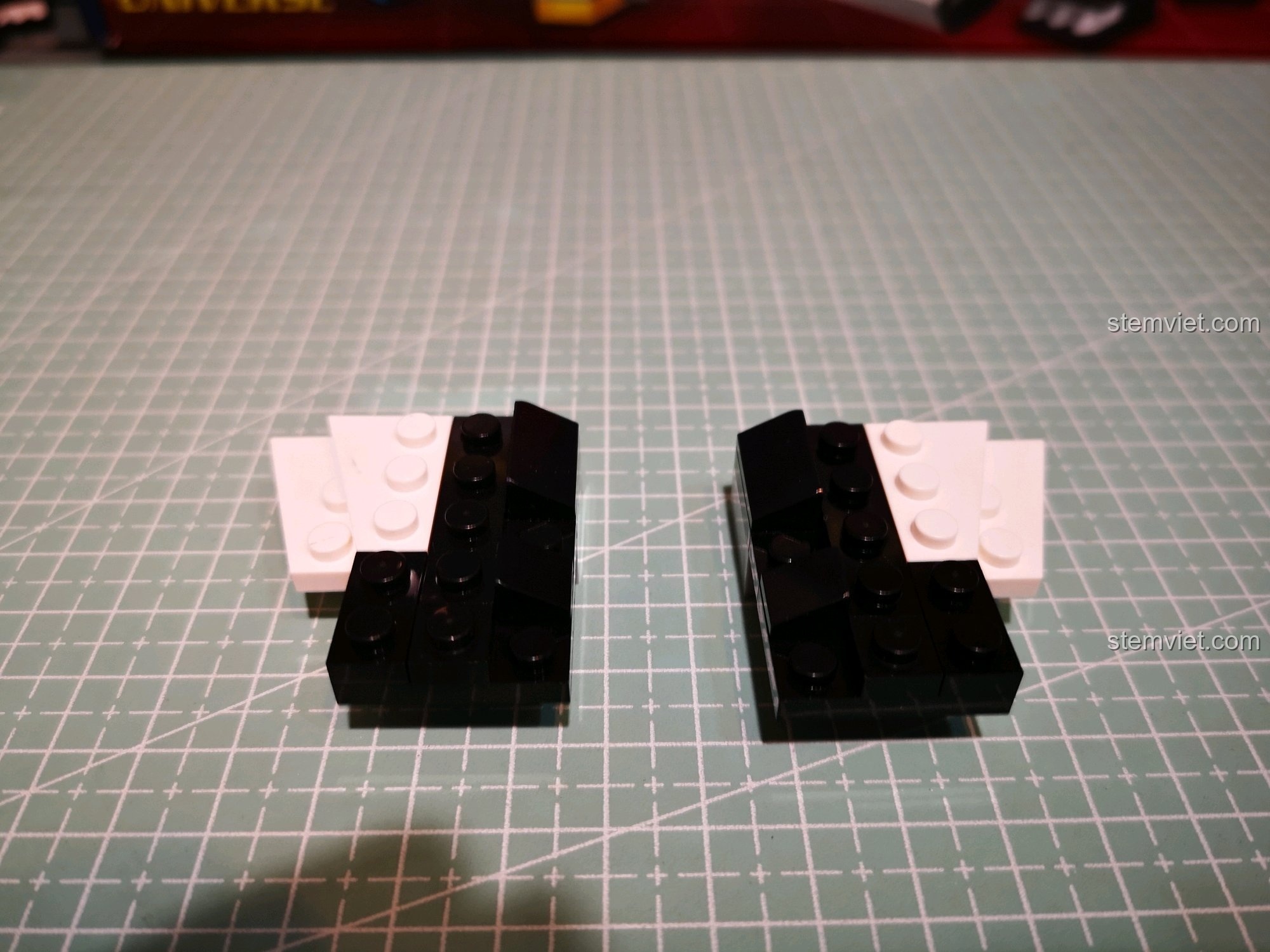 Lắp ráp phần mặt của Voltron với các mảnh ghép màu trắng và đen.