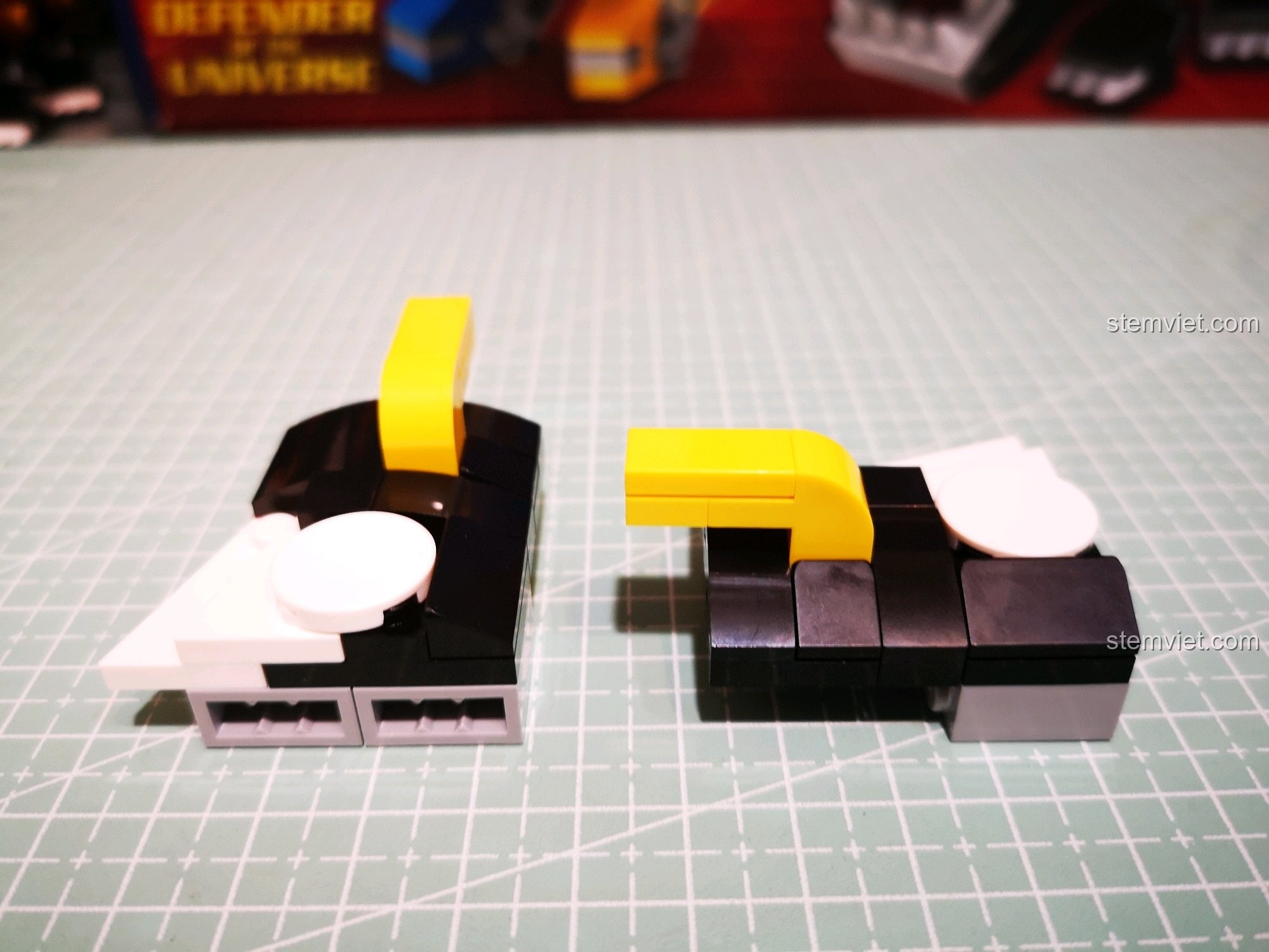 Gắn thêm các chi tiết sừng vàng và trang trí cho đầu Voltron.