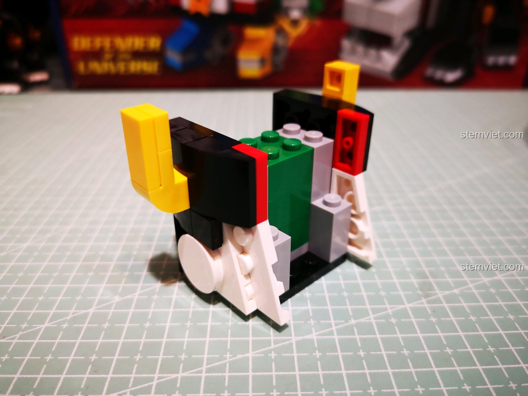 Hoàn thiện phần đầu Voltron bằng cách gắn các mảnh ghép bên hông.