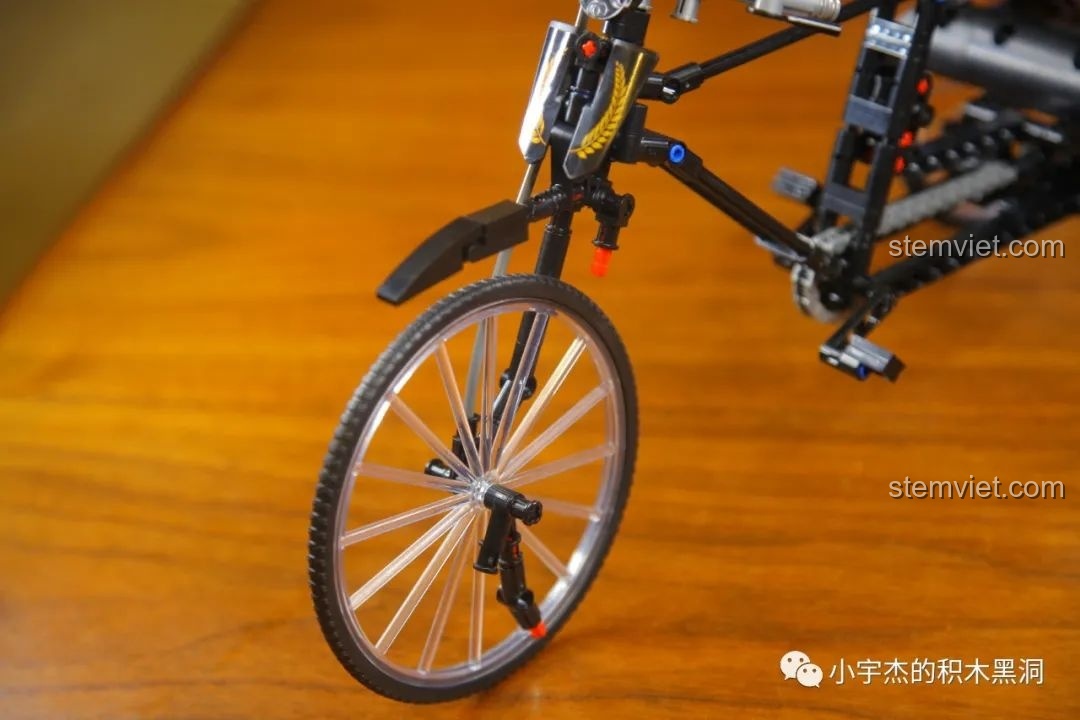 Lắp ráp phần đầu xe với bánh trước và ghi đông cho mô hình xe xích lô AchKo 50015.