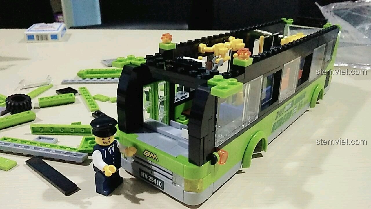 Lắp ráp phần đầu xe buýt thành phố 启蒙QMAN 1121.