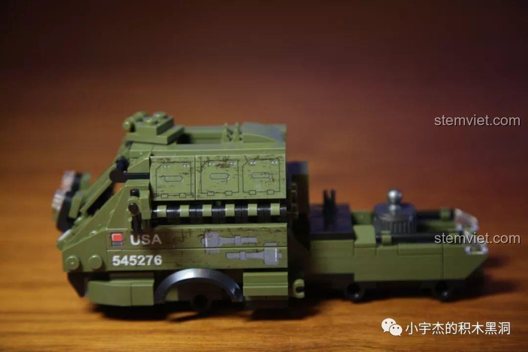 Phần đầu xe kéo M26 Dragon Wagon đang trong quá trình lắp ráp, với các sticker đã được dán.