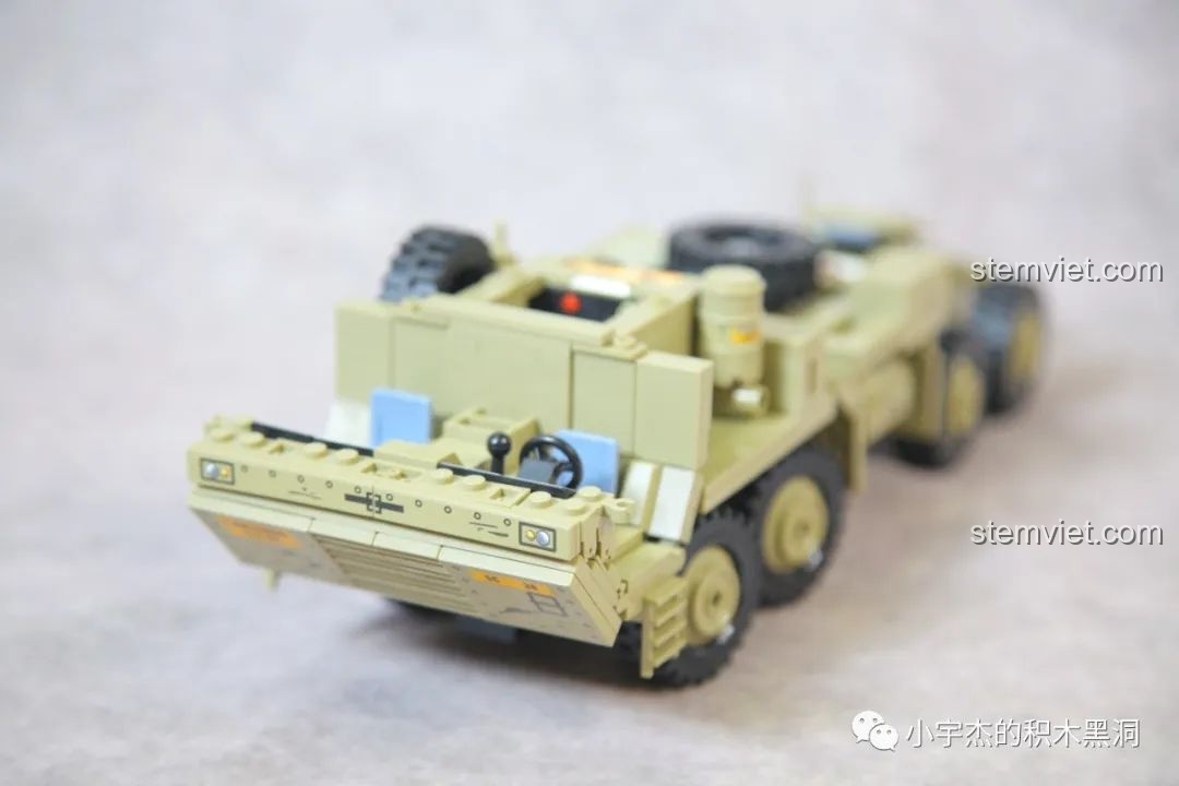 Phần đầu xe của mô hình Panlos 628014 được lắp ráp hoàn chỉnh, thể hiện thiết kế góc cạnh và mạnh mẽ.