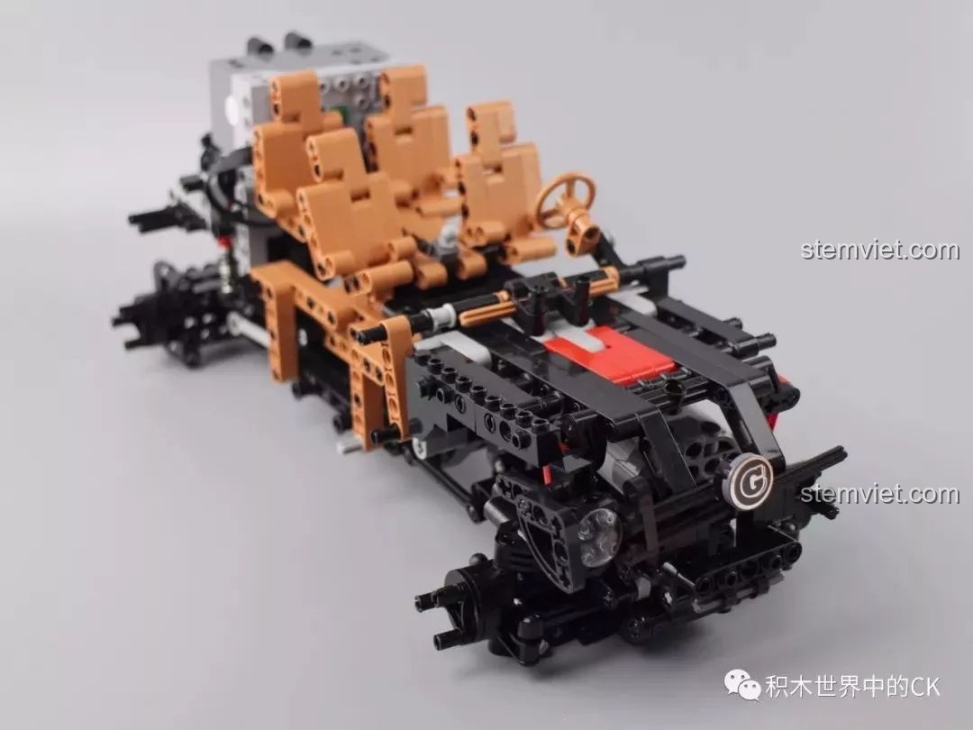 Quá trình lắp ráp phần đầu xe và nội thất của Mould King 13070, bao gồm cả vô lăng.