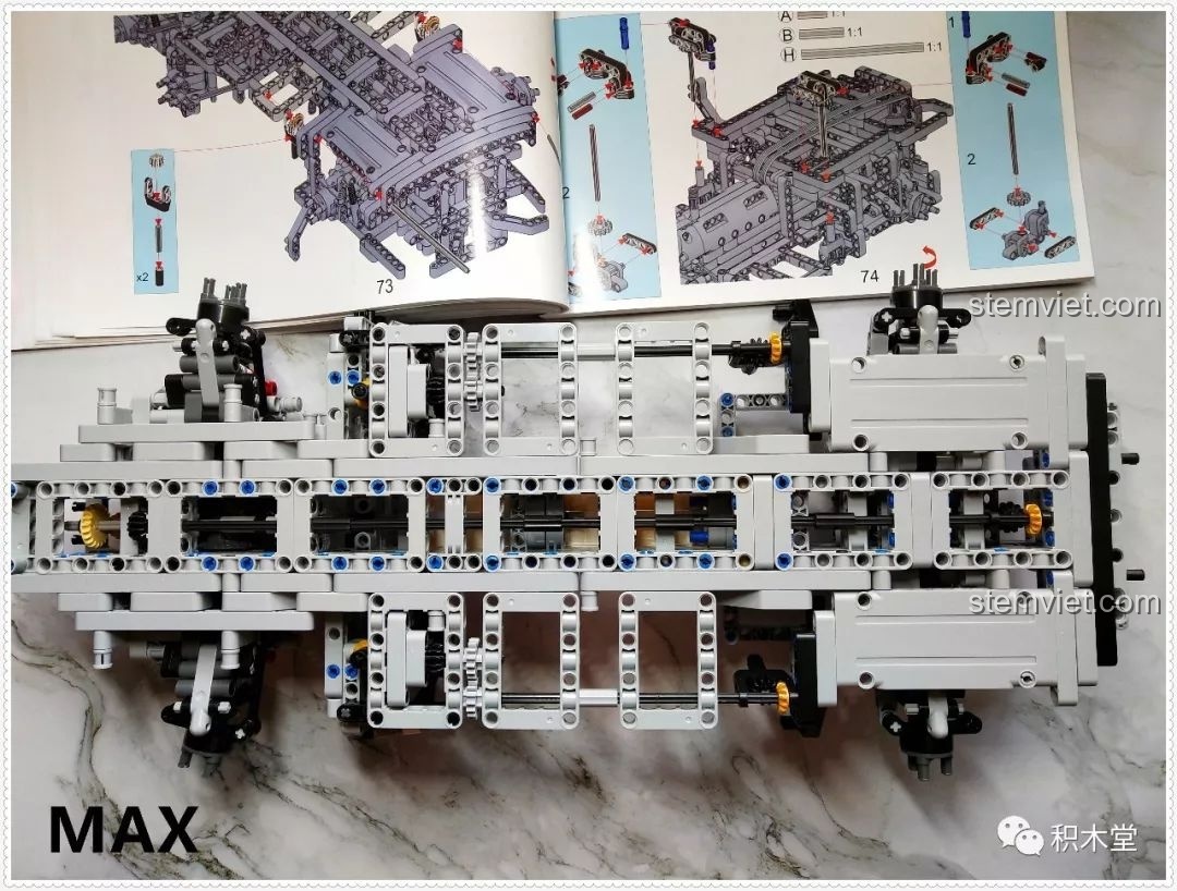 Bắt đầu lắp ráp phần đầu xe và các chi tiết nội thất của bộ Qizhile 23010 Nissan GT-R.