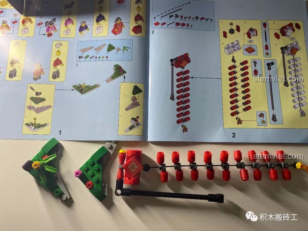 Quá trình lắp ráp dây pháo và các bụi cây nhỏ trong bộ Cảnh Đoàn Viên Ngày Tết cho con trai 6 tuổi.