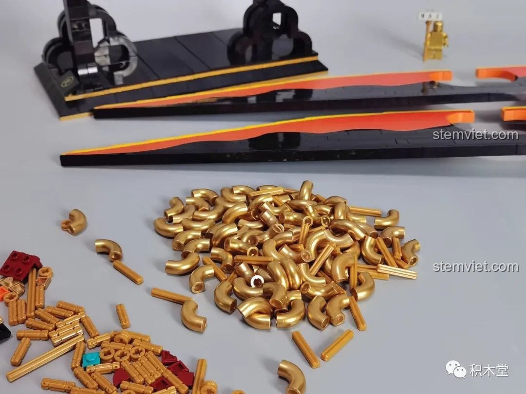Các chi tiết mạ vàng dùng để lắp ráp dây xích cho bộ đồ chơi lắp ráp DK giá rẻ.
