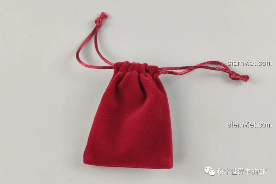 Thêm cành hoa đào và đèn lồng vào phần đế Bồn Tụ Bảo Phú Quý Pantasy 18003, tạo không khí Tết.