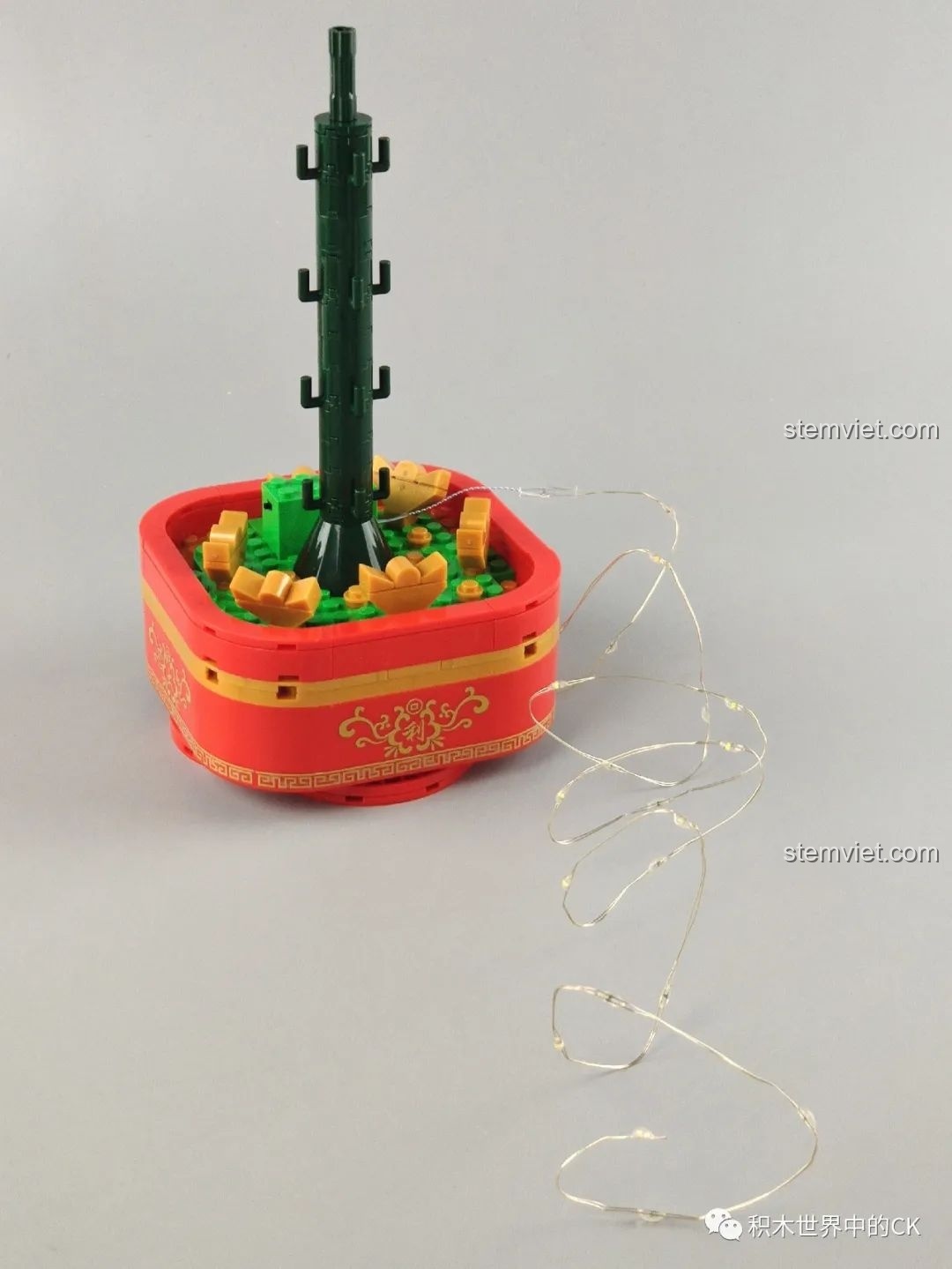 Quá trình lắp ráp phần đế và dây đèn LED của bộ SEMBO 601145 Hộp nhạc xoay Cây quất vàng phát sáng. Đánh giá SEMBO 601145 Chậu quất cảnh.