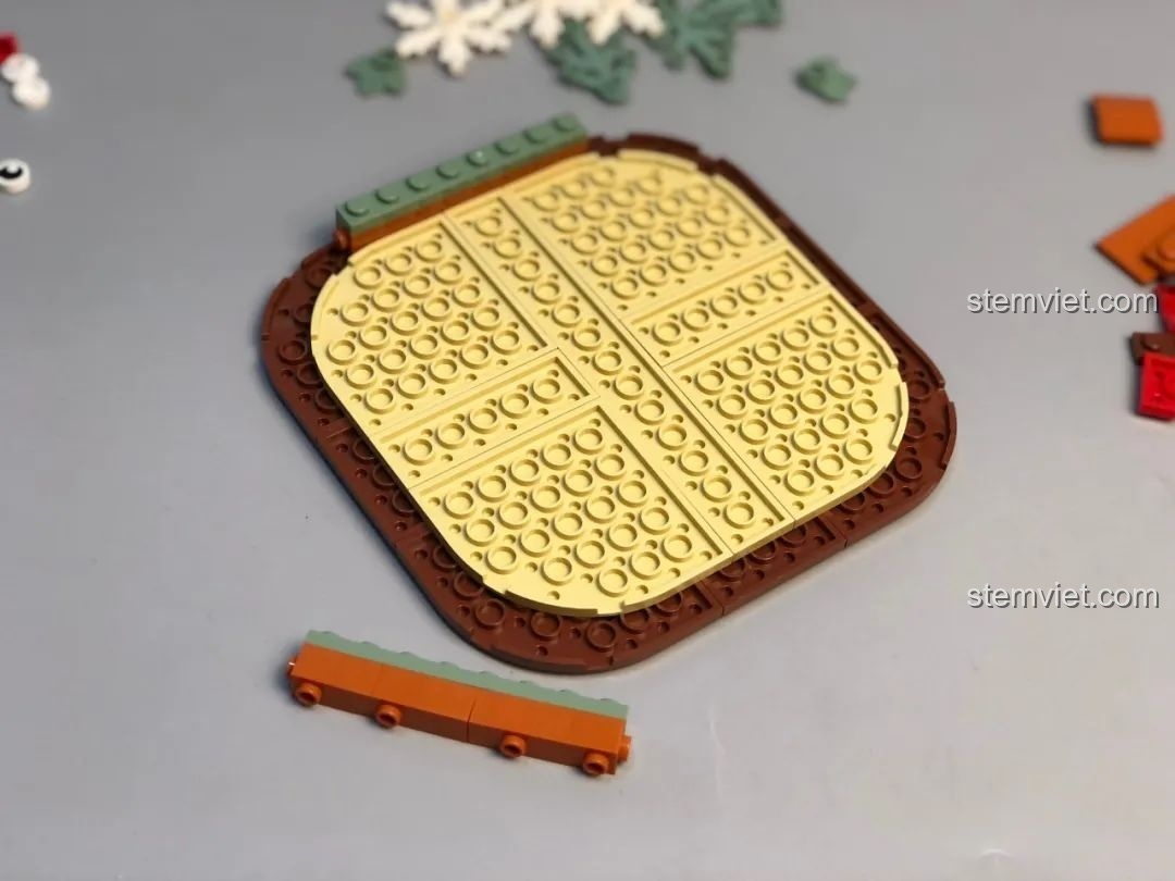 Quá trình lắp ráp phần đế của Gương Nhỏ Giáng Sinh JAKI, tạo nền tảng vững chắc cho gương.