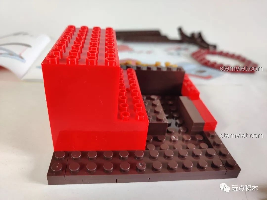 Quá trình lắp ráp phần đế của hộp nhạc Cây Phát Tài.