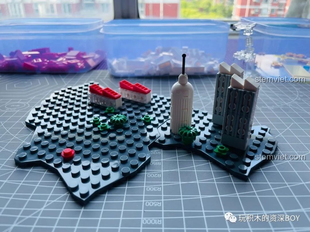 Bắt đầu lắp ráp phần đế và cảnh quan cho mô hình Ultraman Mebius SEMBO 108518, tạo nền tảng vững chắc.