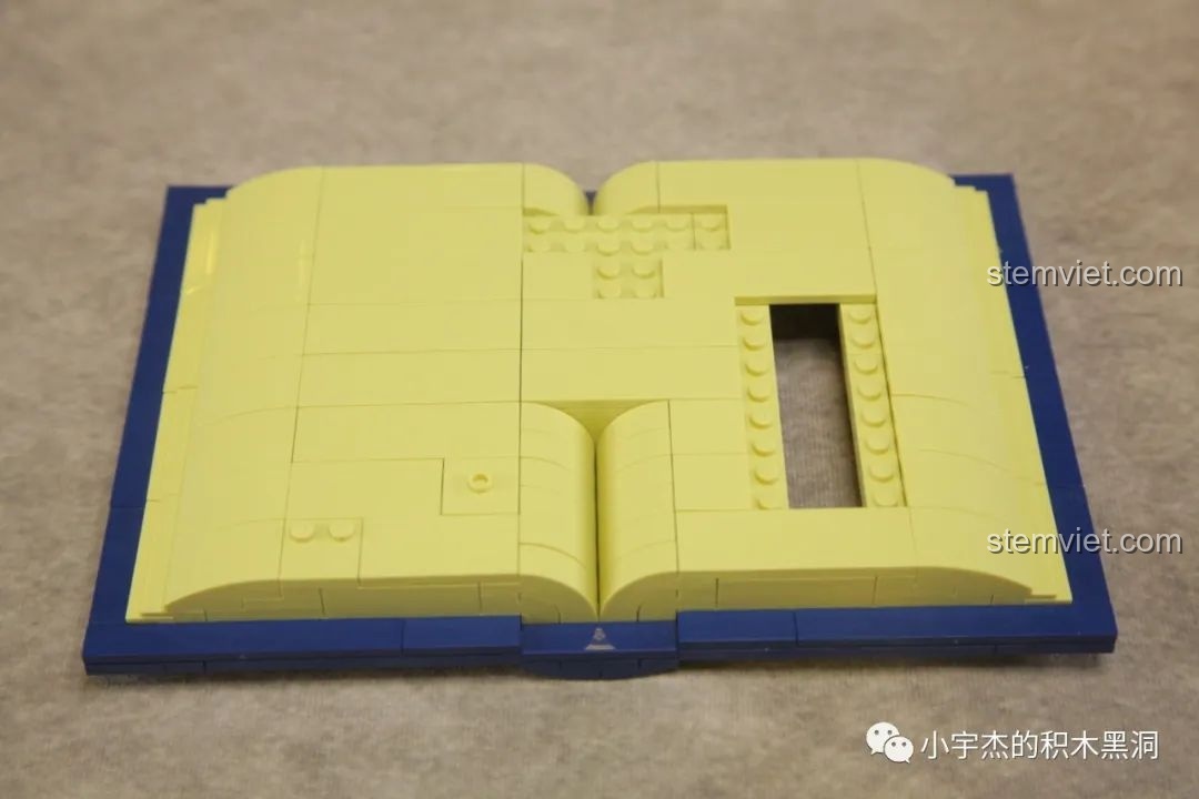 Quá trình lắp ráp phần đế sách của đồ chơi mô hình Sách pop-up Hogwarts cho trẻ em từ 12 tuổi.