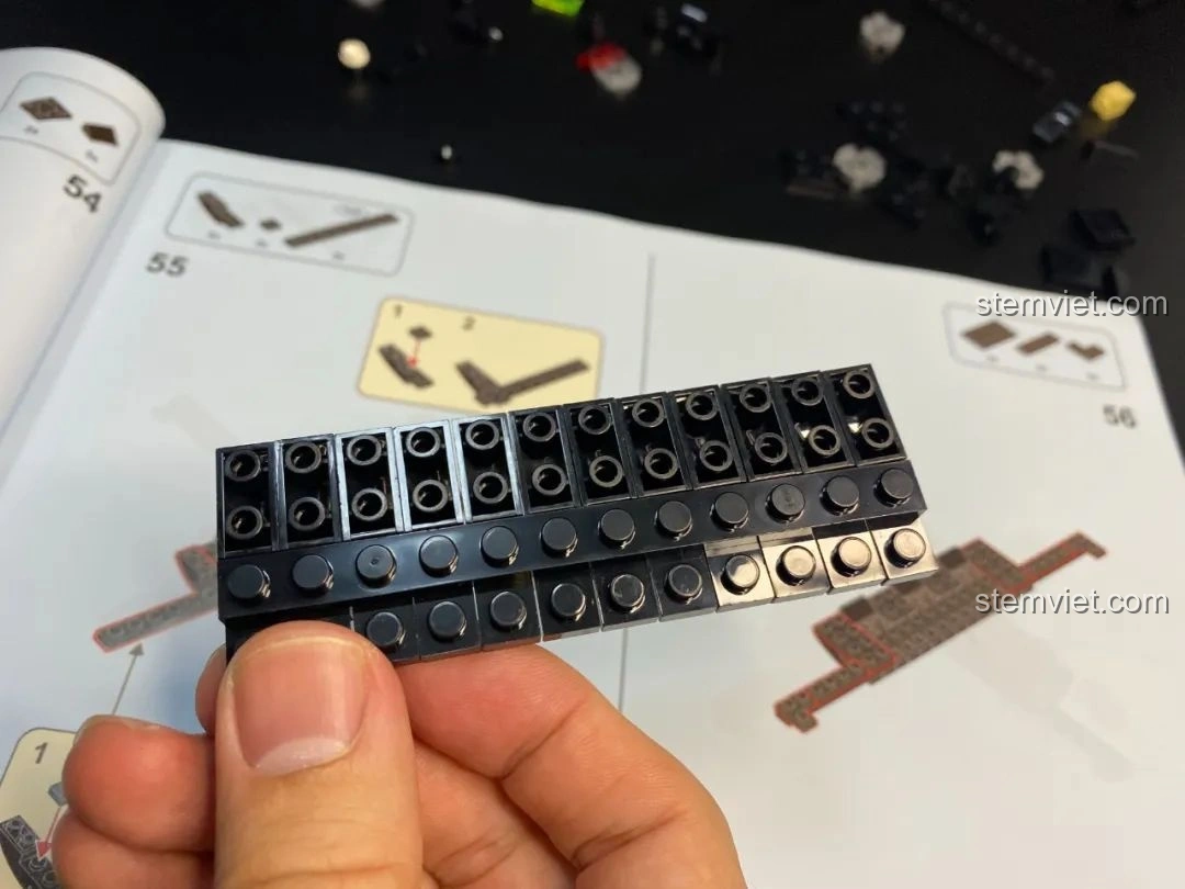 Lắp ráp phần đế sau của TV trong bộ đồ chơi Pantasy 61008 Tivi Cổ Điển.