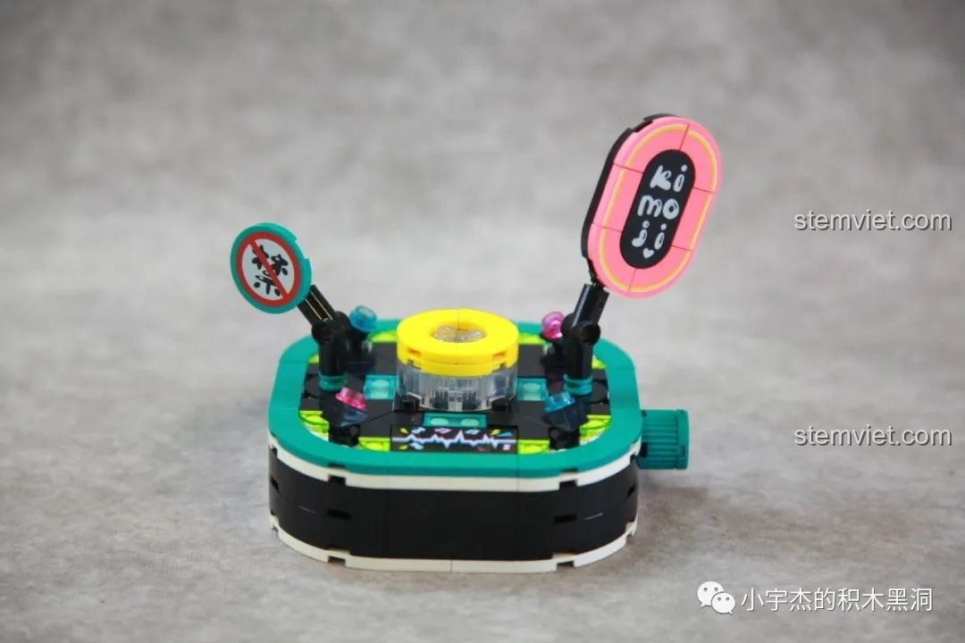 Phần đế của mô hình SEMBO 613113 sau khi lắp xong túi 1, tích hợp cơ cấu chuyển động và đèn LED.