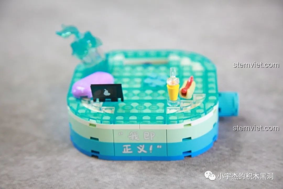 Phần đế của mô hình SEMBO 613114 sau khi lắp xong, mô phỏng một không gian làm việc trên mặt nước.