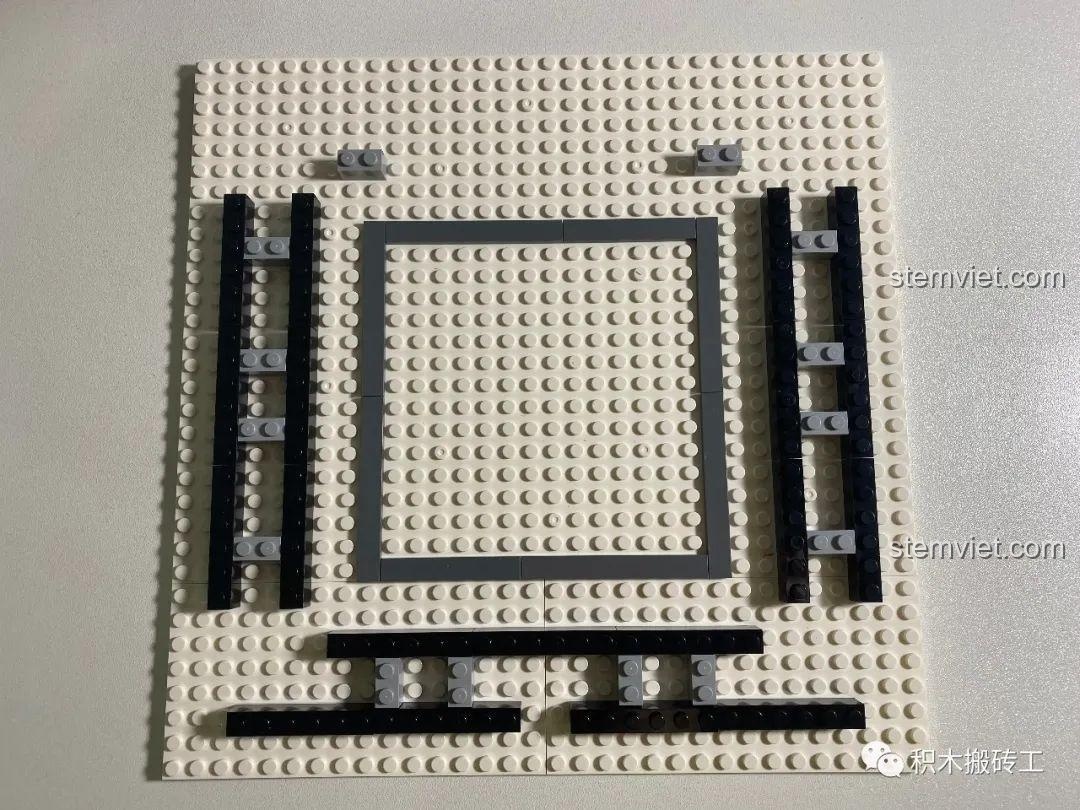 Quá trình lắp ráp phần đế của mô hình Tòa nhà Apple Store Sembo SD6900, bắt đầu với các thanh đỡ.