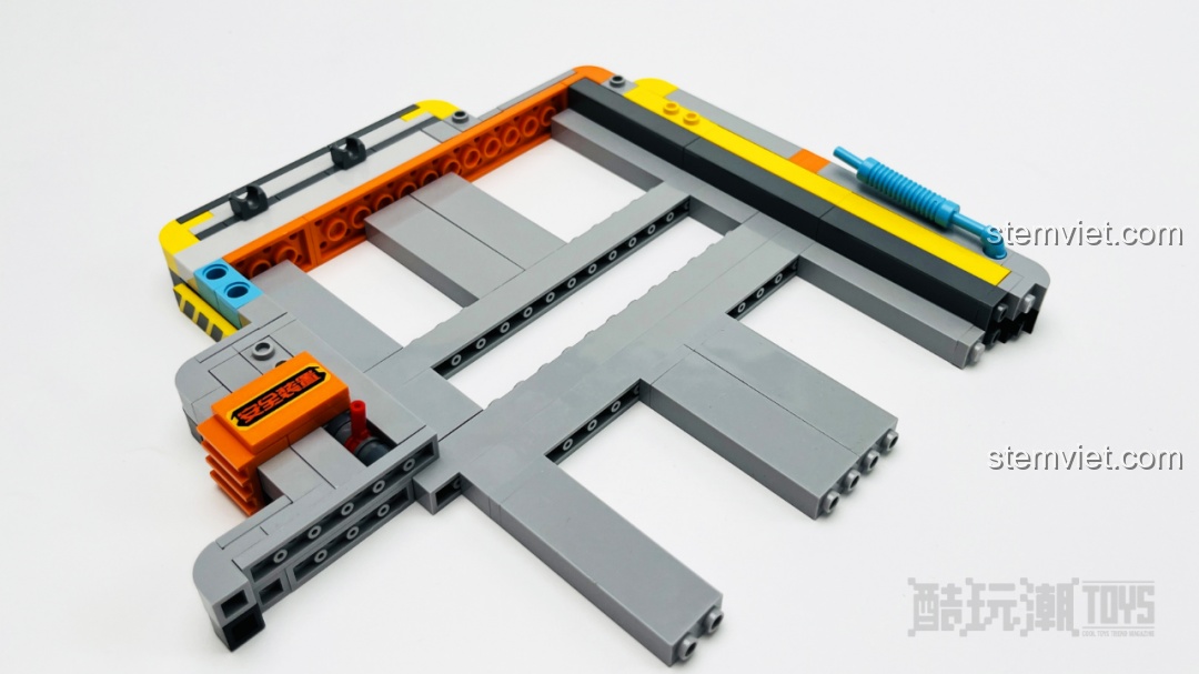 Bắt đầu lắp ráp phần đế của bộ Trạm Cơ Sở Giày Sneaker, sử dụng các mảnh tường thay vì tấm nền lớn.