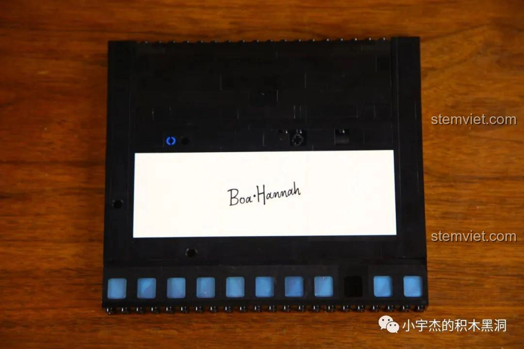 Quá trình lắp ráp phần đế trưng bày của mô hình Boa Hancock KBOX 10303, với các mảnh ghép màu đen và xanh.