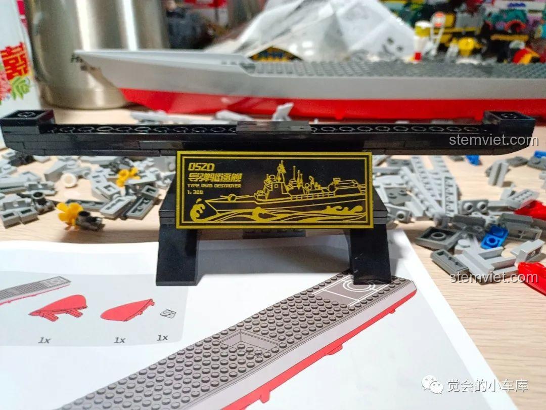 Quá trình lắp ráp đế trưng bày cho mô hình tàu chiến SEMBO 202029, với bảng tên đã được gắn vào, sẵn sàng để đỡ thân tàu.