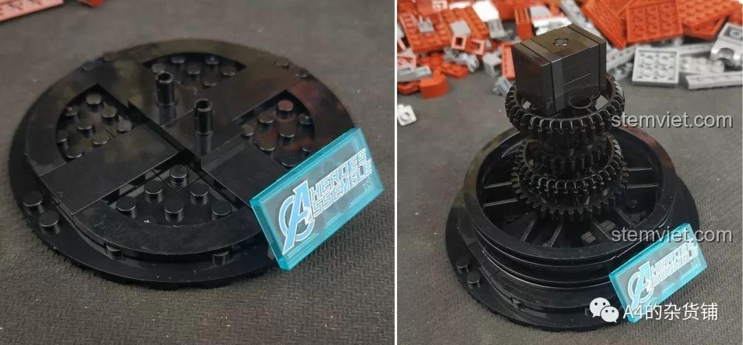 Quá trình lắp ráp phần đế trưng bày cho mô hình Găng Tay Nano SY1400, với các chi tiết bánh răng và logo Avengers.