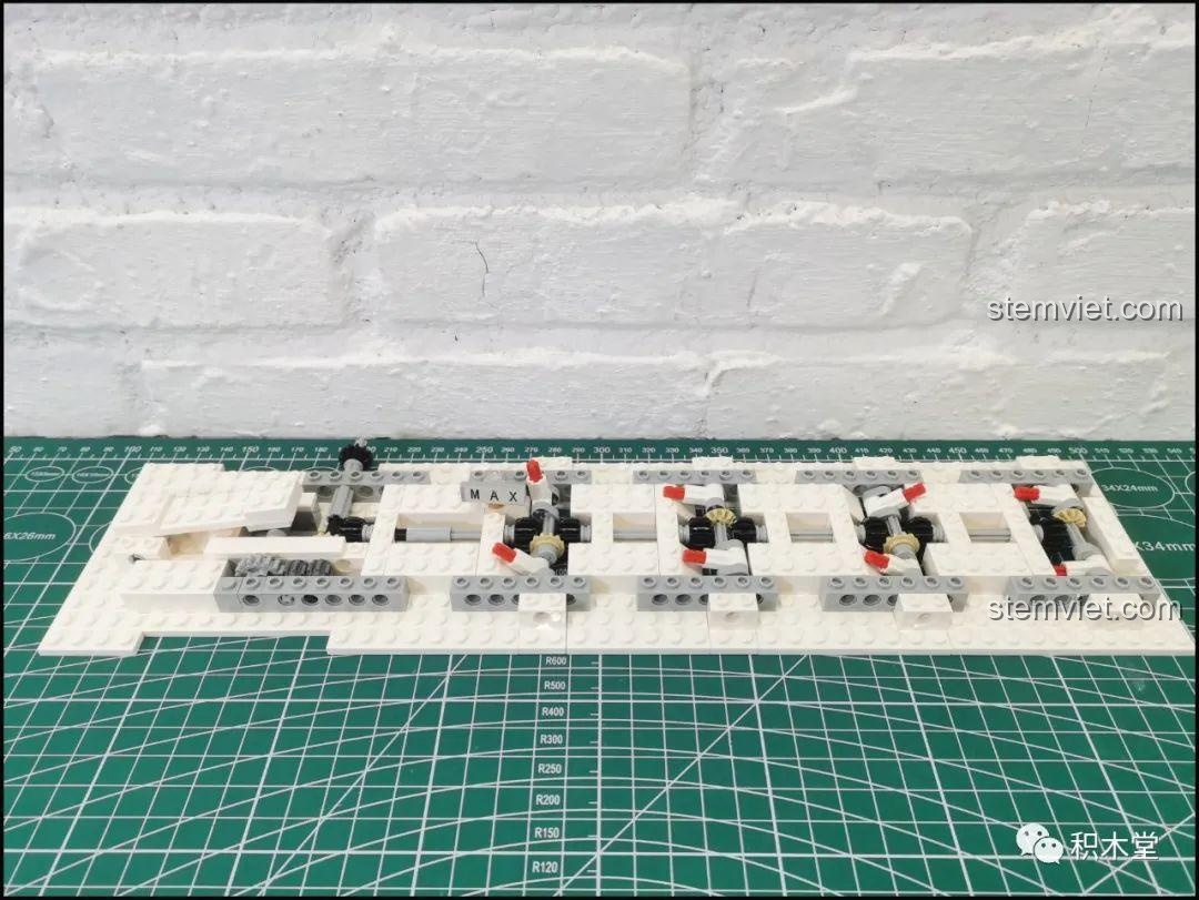 Lắp ráp phần đế tuyết trắng cho mô hình Đoàn xe tuần lộc Giáng sinh, nơi chứa cơ cấu chuyển động.