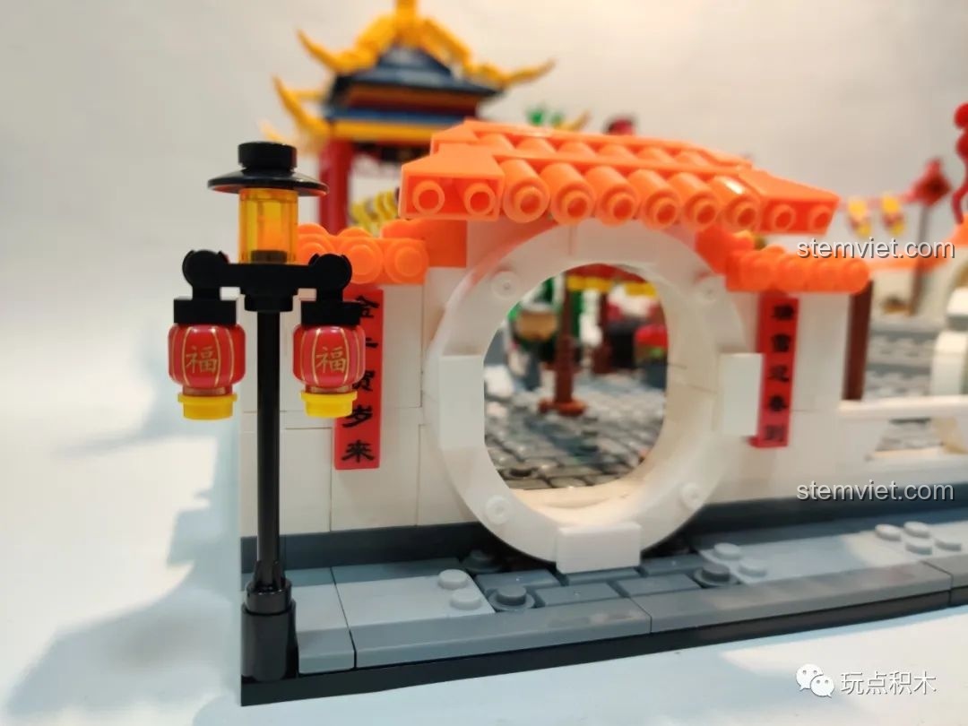 Chi tiết cột đèn lồng được lắp ráp trong bộ WOMA C9123, một điểm nhấn trang trí đẹp mắt.