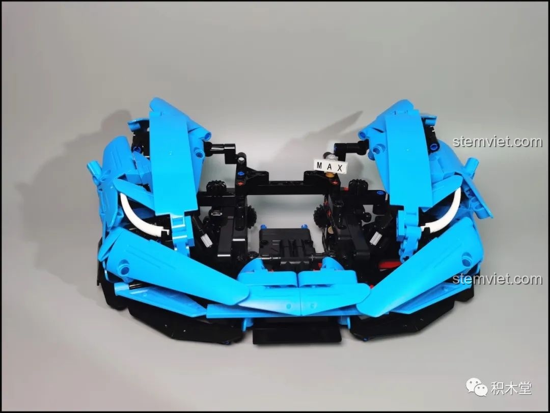 Lắp ráp đèn pha chữ Y đặc trưng của bộ lắp ráp Siêu xe Centenario C61041 tiết kiệm.