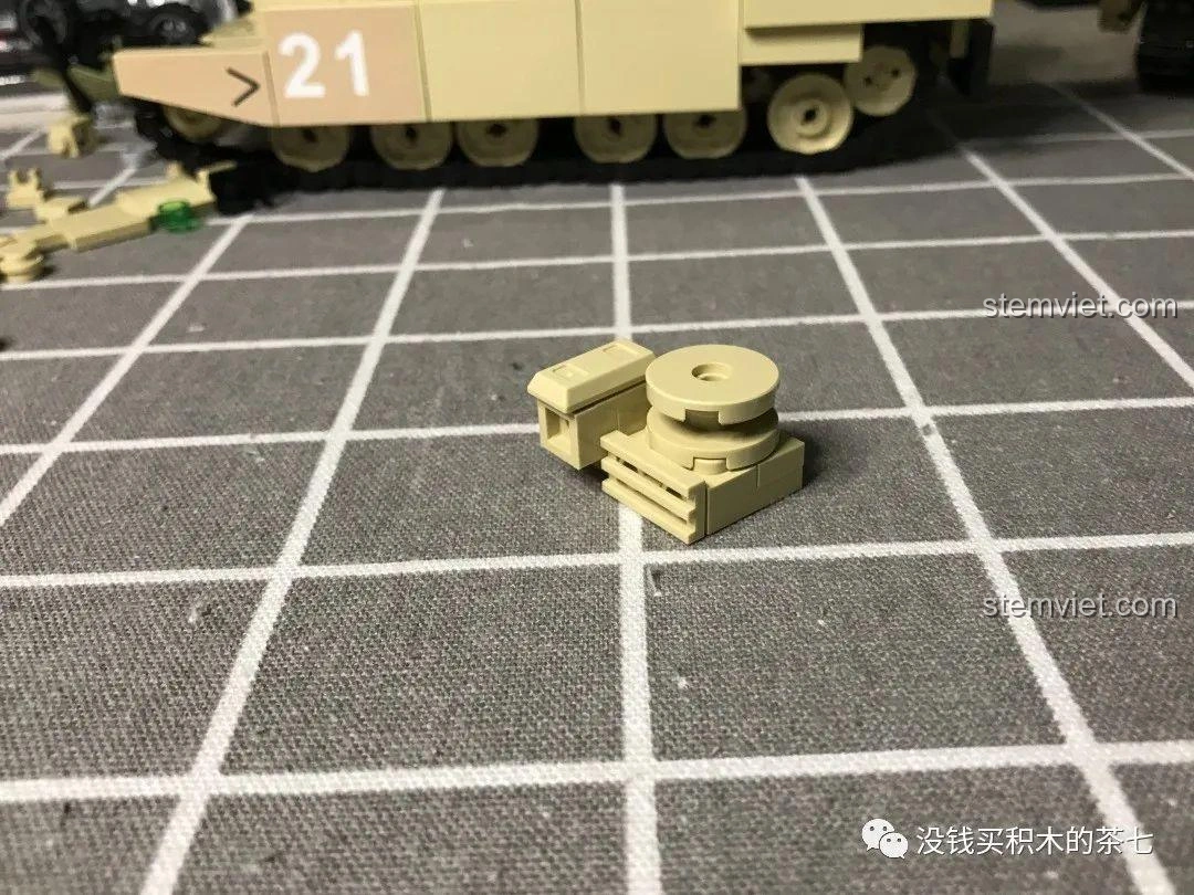 Quá trình lắp ráp đèn pha và các chi tiết nhỏ vào phía trước thân xe tăng Challenger 2 FV 4034 JIAZHI 0105.