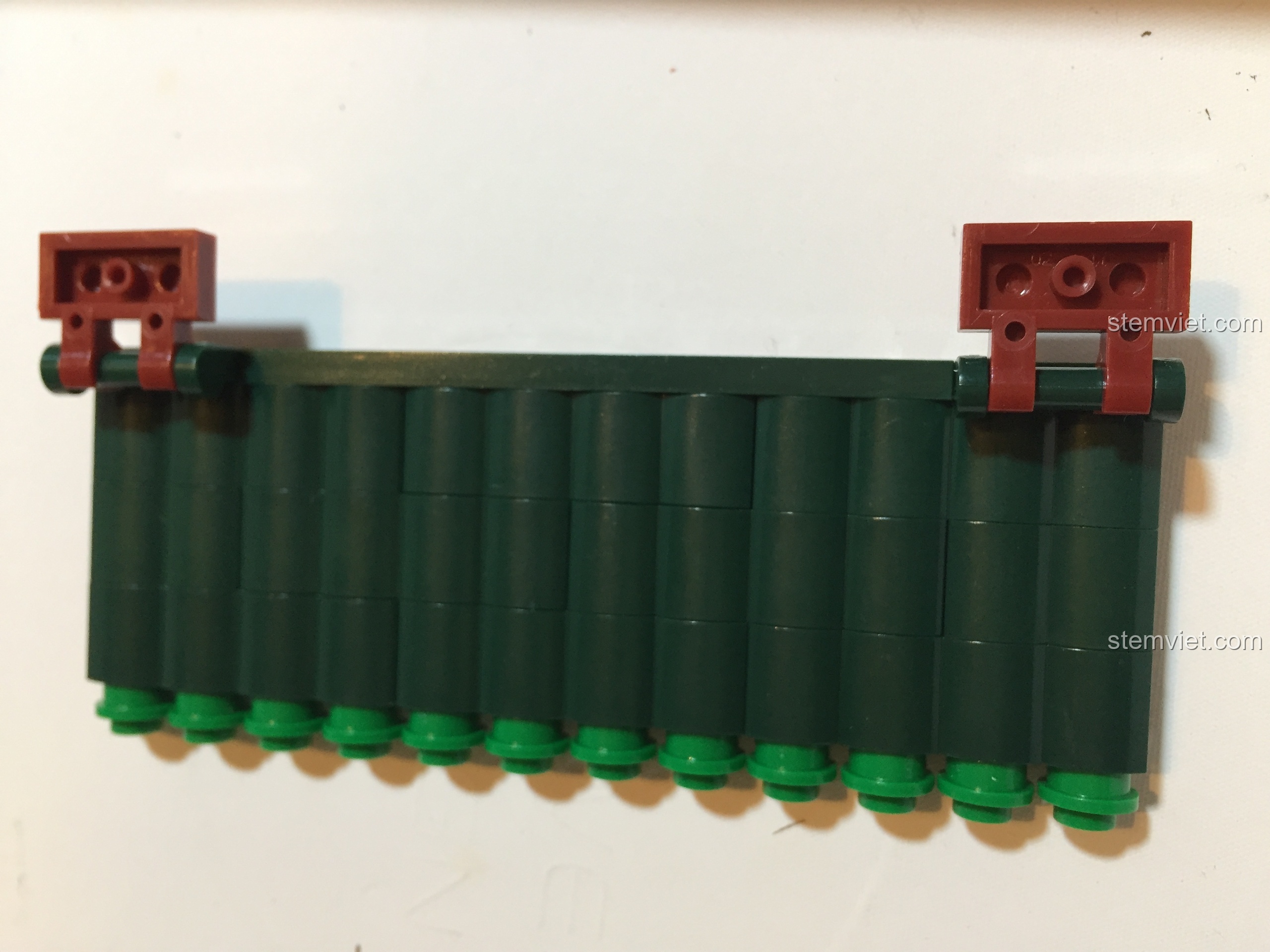 Kỹ thuật lắp ráp phần diềm mái lượn sóng của Vạn Phúc Khách Sạn bằng các mảnh ghép hình trụ nhỏ.