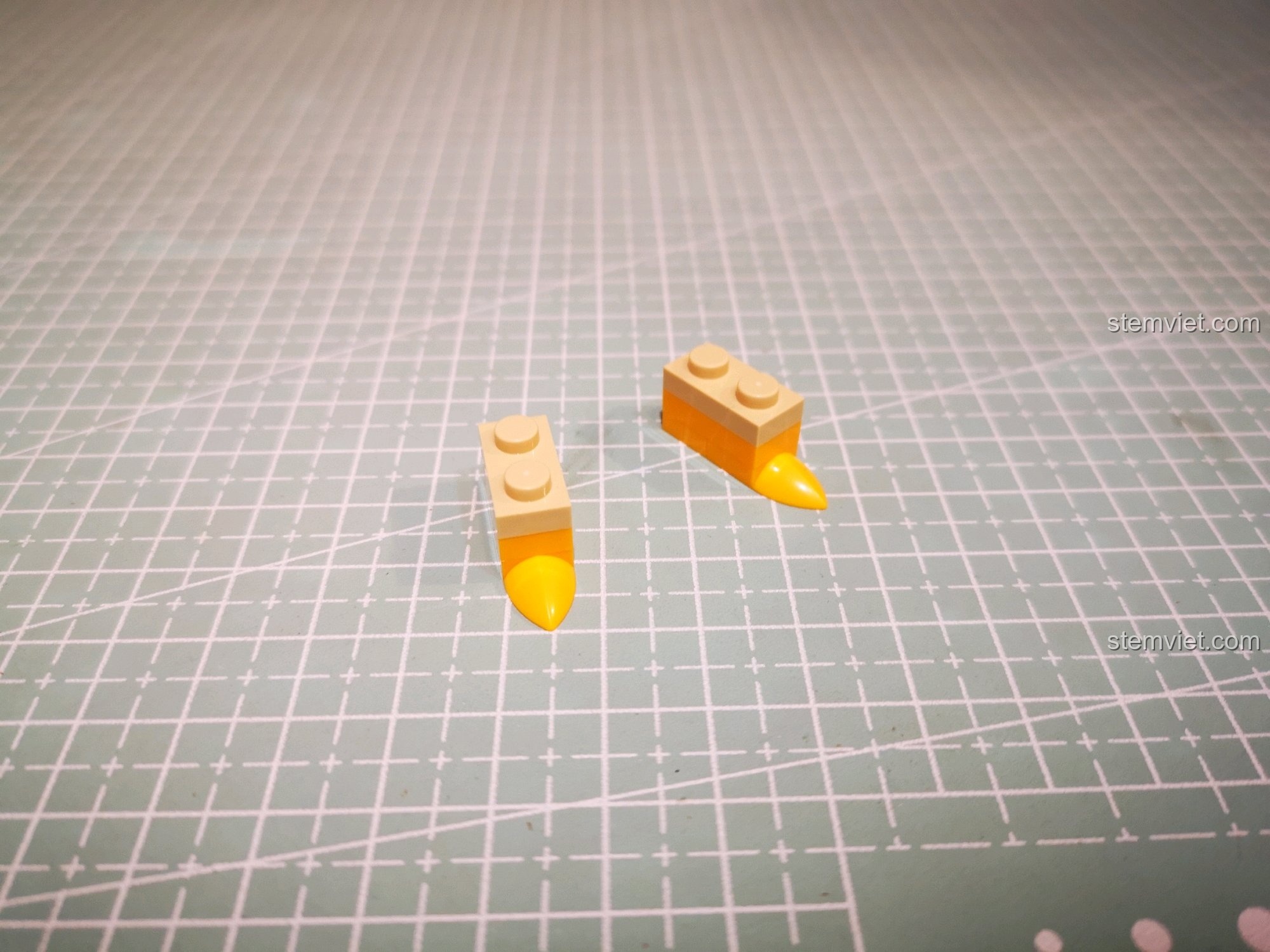 Lắp ráp đôi chân cho mô hình Bulma, chi tiết cuối cùng của bộ đồ chơi mô hình Nhân vật Bảy Viên Ngọc Rồng Decool tiết kiệm.