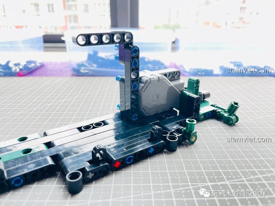 Lắp ráp phần sườn xe đối xứng, một bước quan trọng trong nhận xét SY 8316 Xe Đua Mini Cắm Trại.