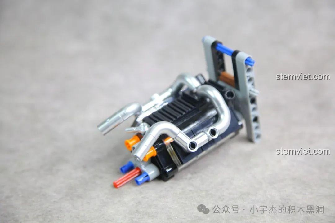 Khối động cơ 6 xi-lanh của mô hình GULY 10616 với các ống dẫn màu bạc.