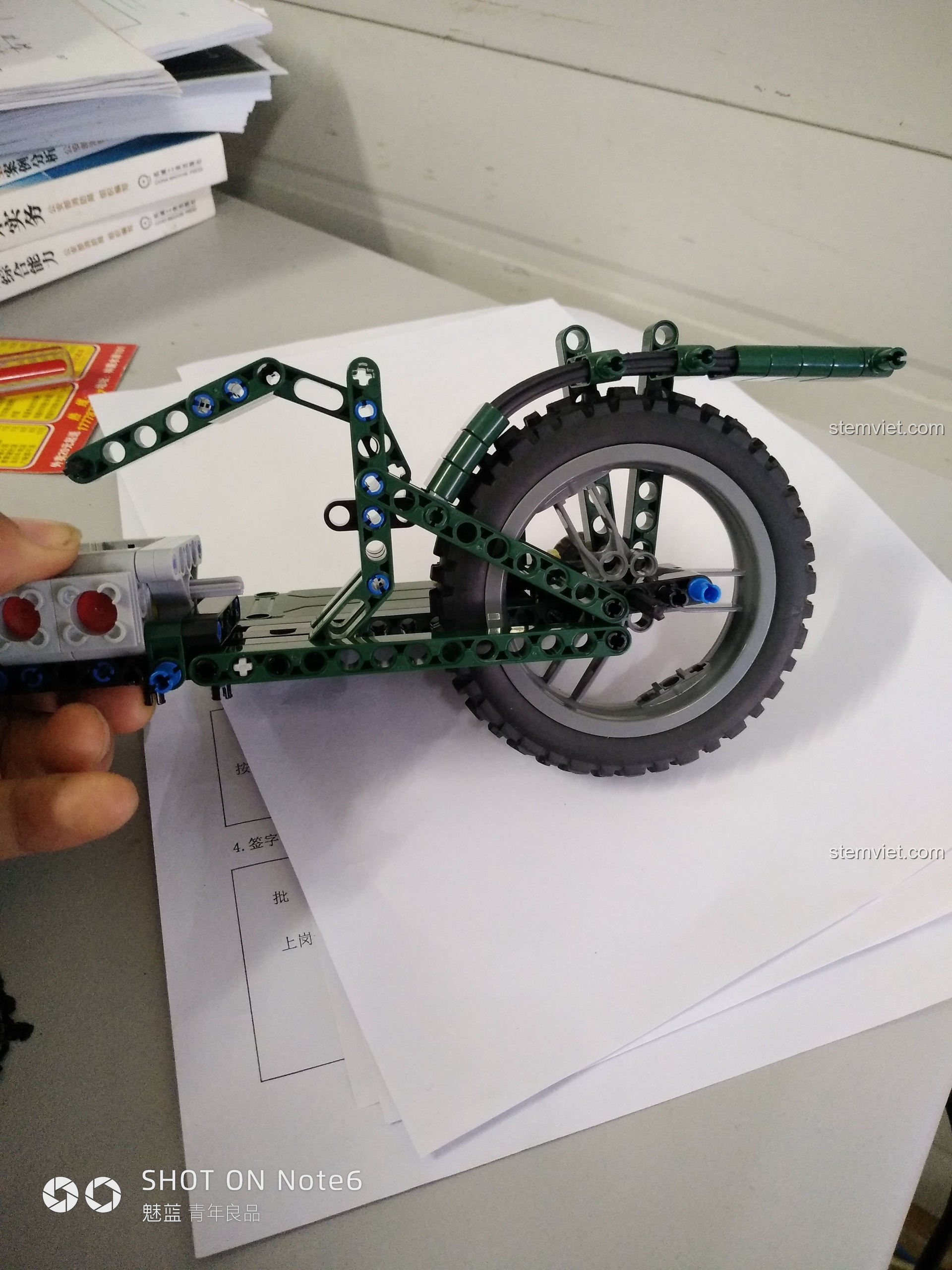 Lắp ráp khối động cơ boxer 4 xi-lanh với các piston màu đỏ trong bộ đồ chơi mô hình Xe máy quân sự có thùng.