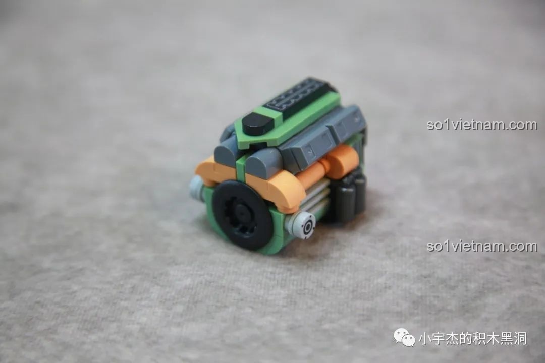 Lắp ráp khối động cơ diesel cho mô hình xe tăng T28, với màu sắc và hình dáng đặc trưng.