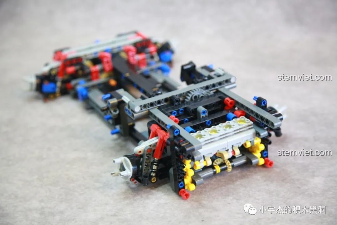 Khối động cơ 4 xi-lanh được lắp vào khung gầm của mô hình K-Box 505 BMW MINI Cooper.