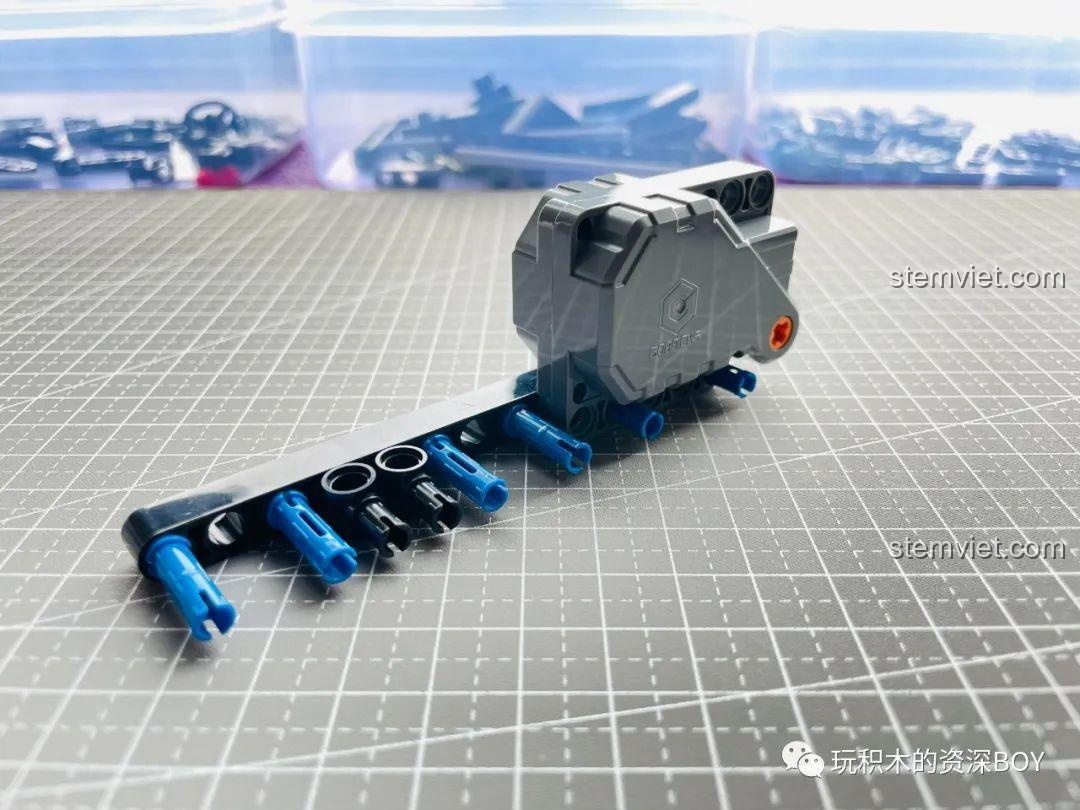 Gắn động cơ kéo lùi vào thanh Technic đầu tiên của khung xe trong quá trình trải nghiệm SY SY8316.