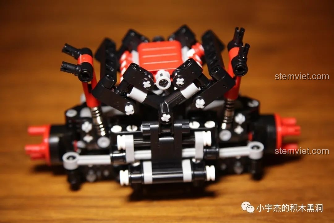 Lắp ráp khối động cơ V8 cho mô hình G500 AWD Mould King, một chi tiết thú vị của bộ lắp ráp.