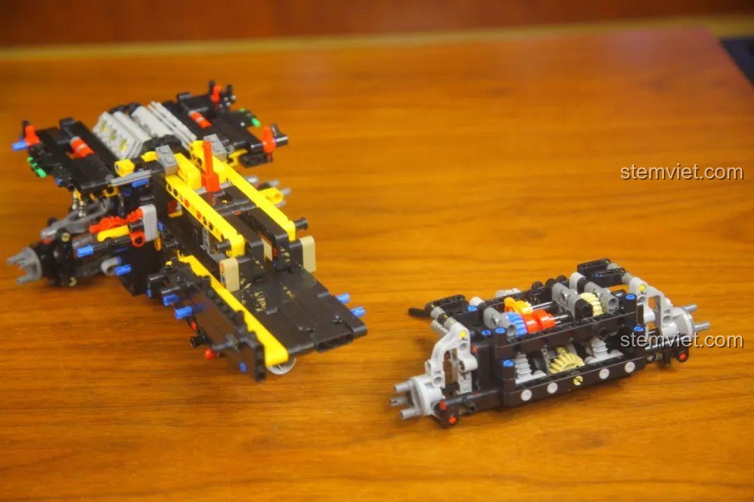 Phần khung gầm chính và cụm động cơ được lắp ráp riêng biệt trước khi kết hợp lại với nhau.