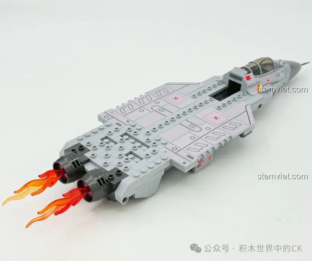 Lắp ráp phần thân sau và động cơ của tiêm kích J-15, một phần của bộ SEMBO 202257.