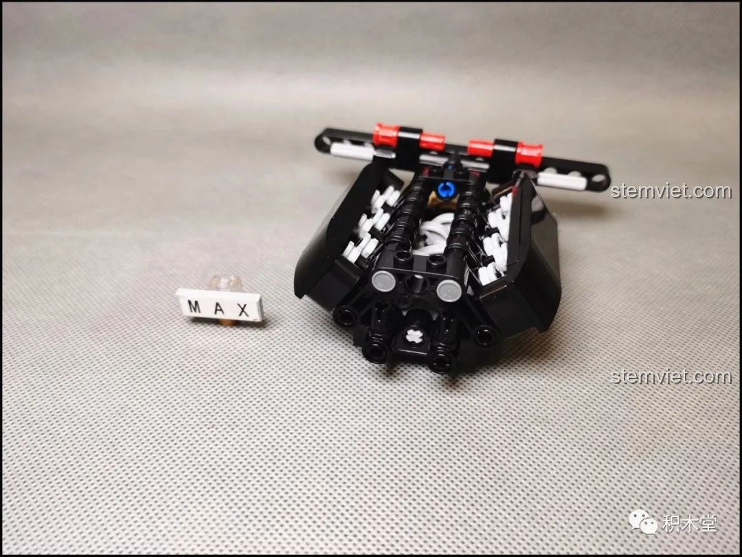 Khối động cơ V12 đang được lắp ráp cho bộ lắp ráp CaDA C 61041 tiết kiệm, một chi tiết mang tính biểu tượng.