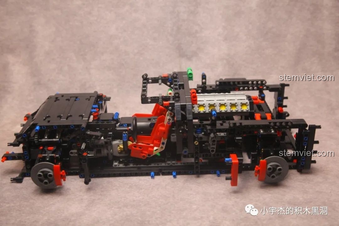 Mô hình K-box 10222 với khối động cơ V12 đã được lắp đặt hoàn chỉnh vào khung xe, một chi tiết cơ khí ấn tượng.