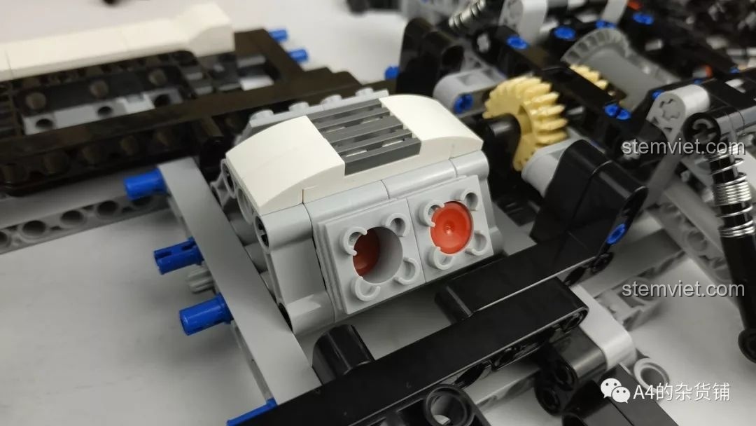 Khối động cơ V4 với piston có thể chuyển động được lắp ráp vào khung xe CaDA C61016.