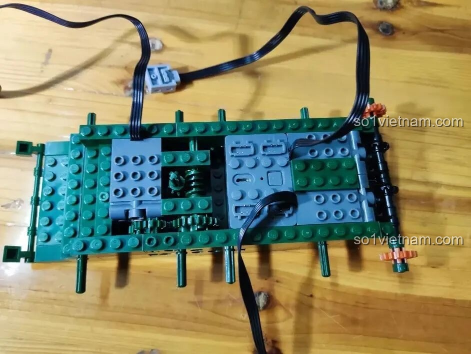 Quá trình lắp ráp bộ động cơ và hộp pin vào khung gầm xanh của xe tăng Sluban T-14 Armata.