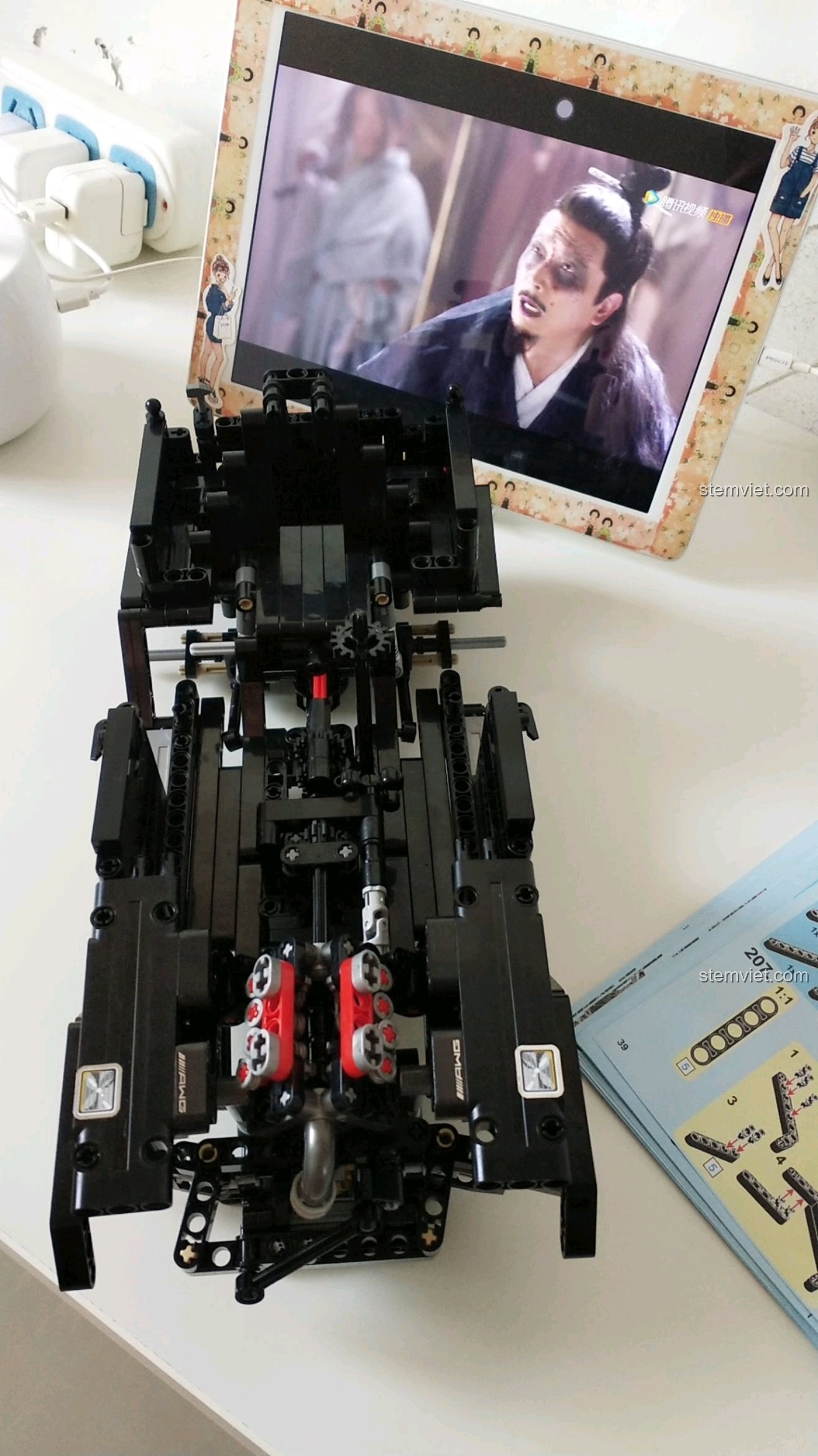 Bộ khung gầm và động cơ của xe G-Wagon SEMBO 701960 đang được lắp ráp, thể hiện sự phức tạp của các chi tiết Technic.