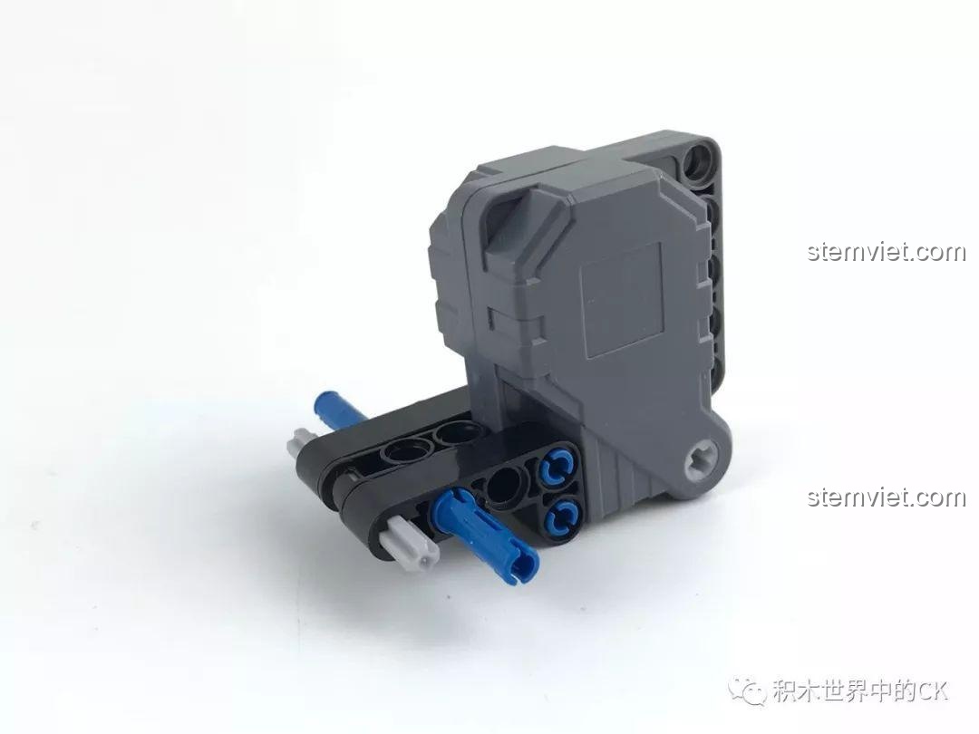 Bước đầu tiên lắp ráp xe xúc lật Winner 7086, gắn động cơ kéo lùi vào khung.