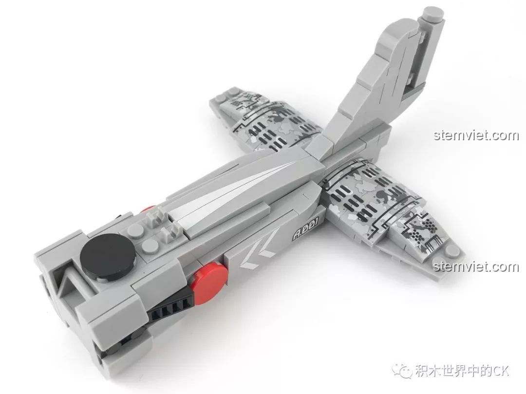 Lắp ráp phần đuôi của mô hình máy bay Zero Sembo 12781, với các sticker camo đã được dán.