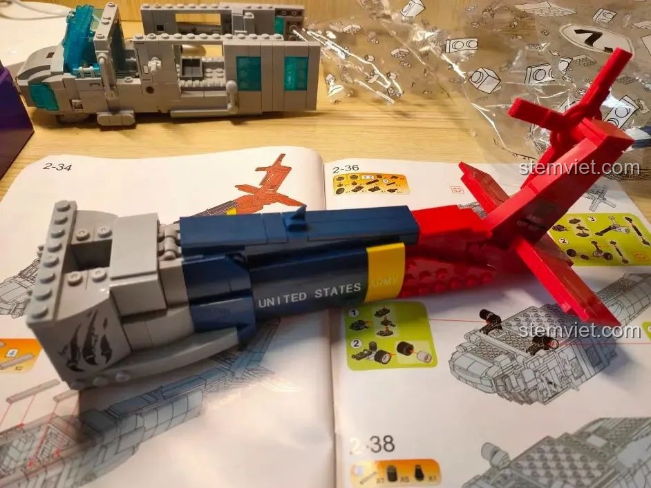 Quá trình lắp ráp phần đuôi của trực thăng từ túi số 2 của bộ WOMA 897 Chim Ưng Đen UH-60.