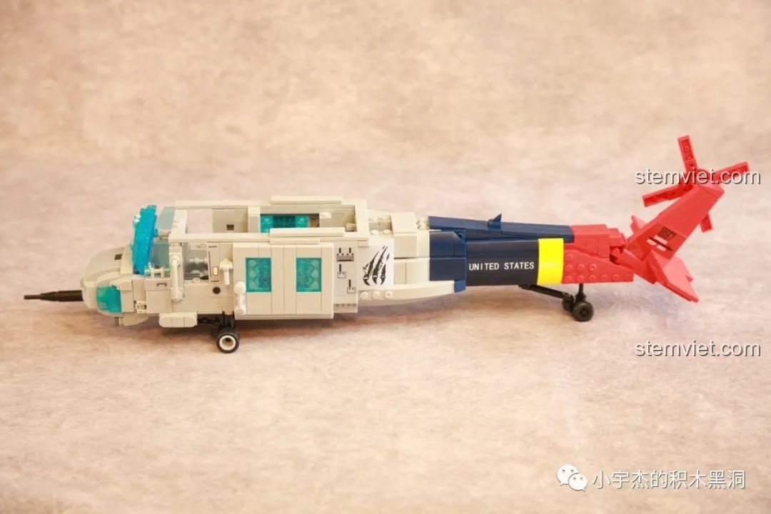 Quá trình lắp ráp phần đuôi của mô hình Chim Ưng Đen UH-60 0897 với các chi tiết màu sắc và sticker.