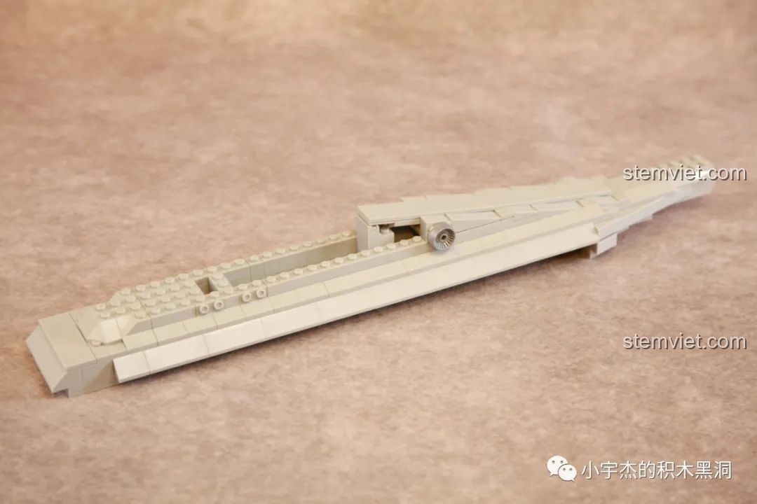 Phần đuôi của trực thăng WOMA C0898 được lắp ráp hoàn chỉnh từ các mảnh ghép trong túi số 3.